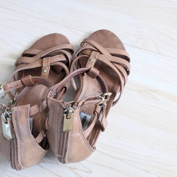 Steve Madden Light Brown Low Heel - Picture 3 of 6